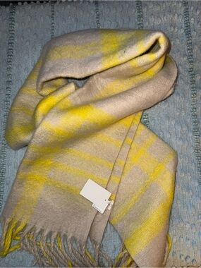 NWT Forever21 fuzzy scarf